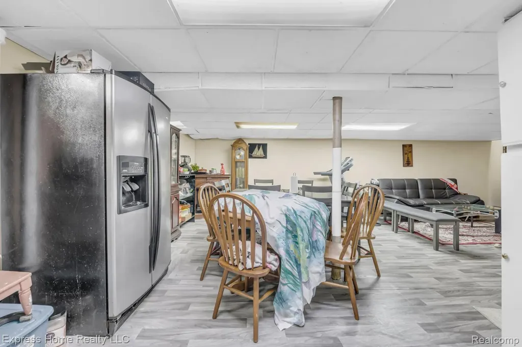2338 Marlow Drive Warren City MI 48092
