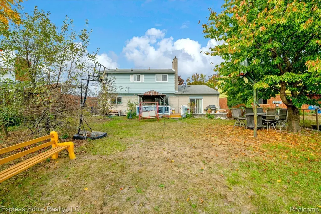2338 Marlow Drive Warren City MI 48092