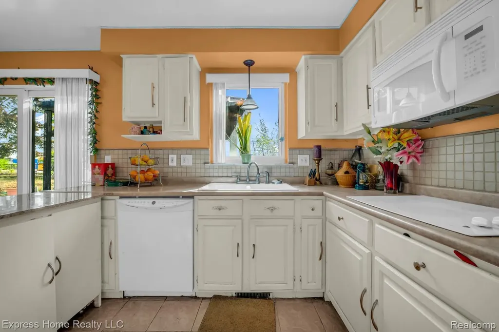 2338 Marlow Drive Warren City MI 48092