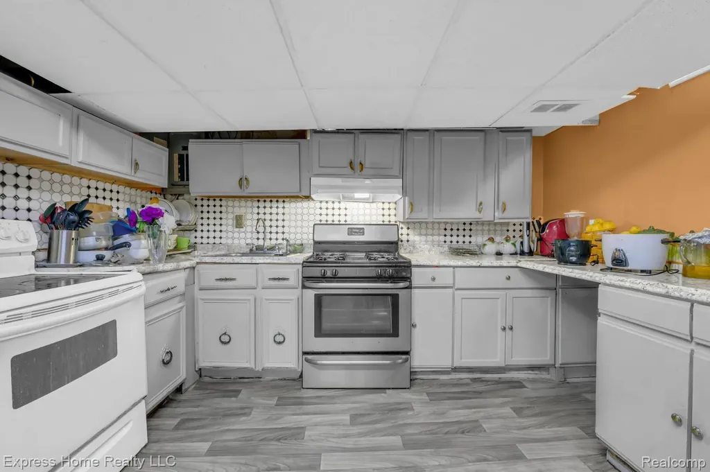 2338 Marlow Drive Warren City MI 48092