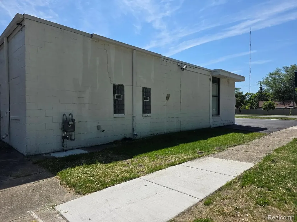 10350 W 9 Mile Road Oak Park City MI 48237