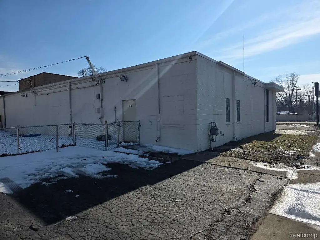 10350 W 9 Mile Road Oak Park City MI 48237