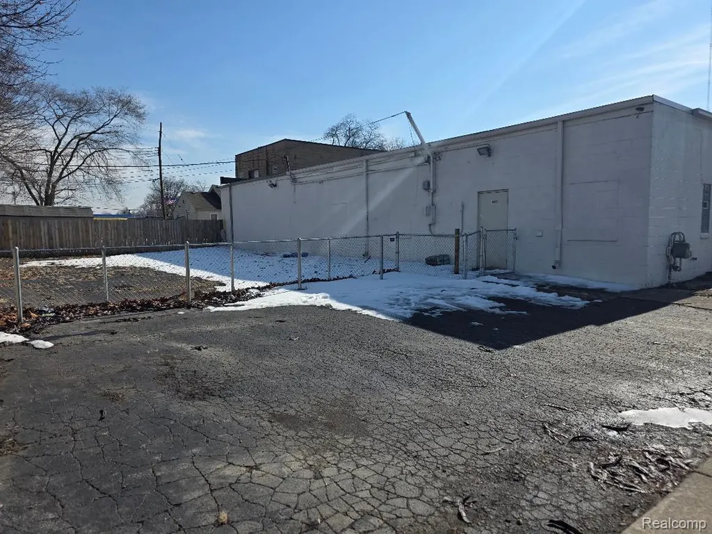 10350 W 9 Mile Road Oak Park City MI 48237