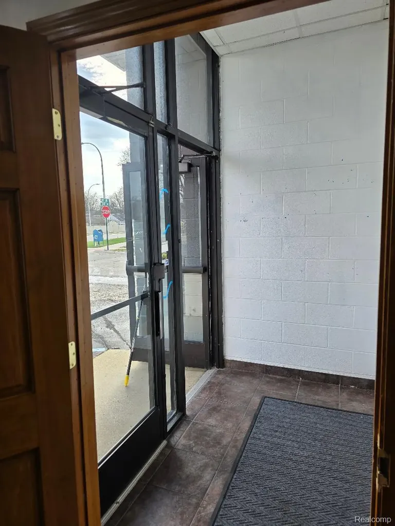 10350 W 9 Mile Road Oak Park City MI 48237