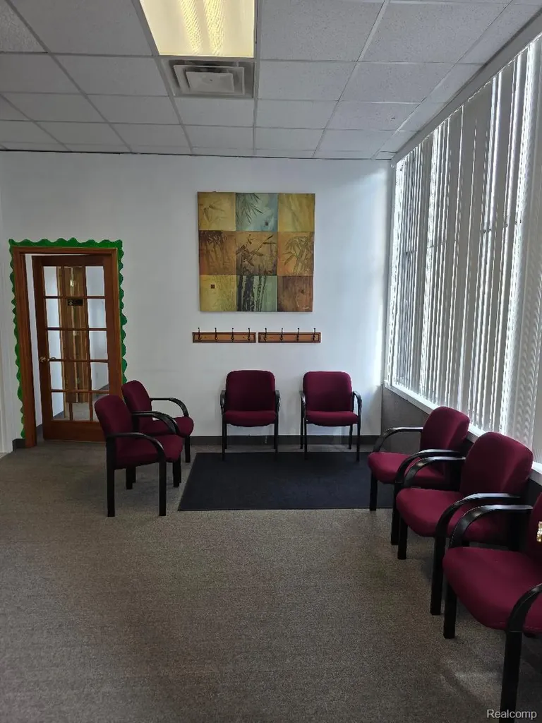 10350 W 9 Mile Road Oak Park City MI 48237