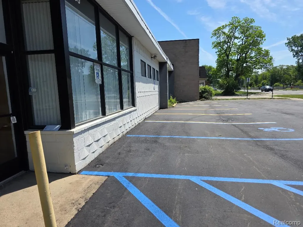 10350 W 9 Mile Road Oak Park City MI 48237