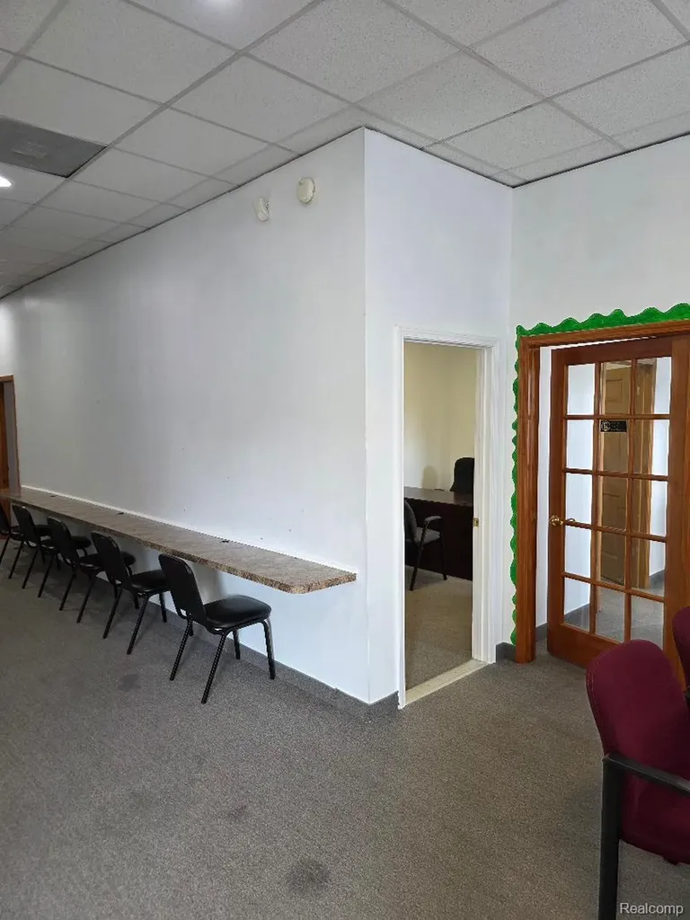 10350 W 9 Mile Road Oak Park City MI 48237