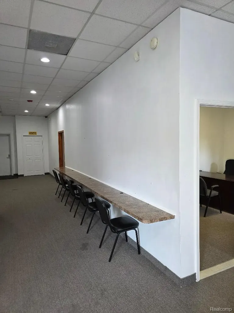 10350 W 9 Mile Road Oak Park City MI 48237
