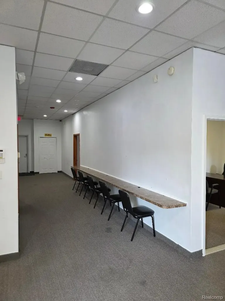 10350 W 9 Mile Road Oak Park City MI 48237