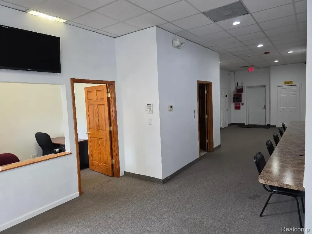 10350 W 9 Mile Road Oak Park City MI 48237