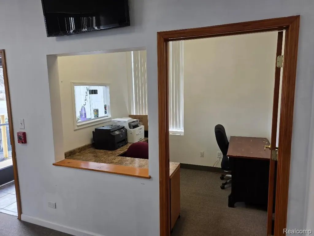 10350 W 9 Mile Road Oak Park City MI 48237