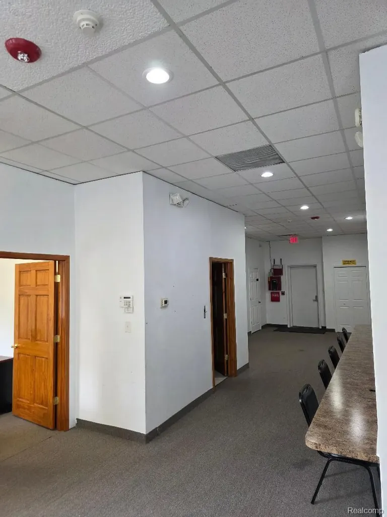 10350 W 9 Mile Road Oak Park City MI 48237