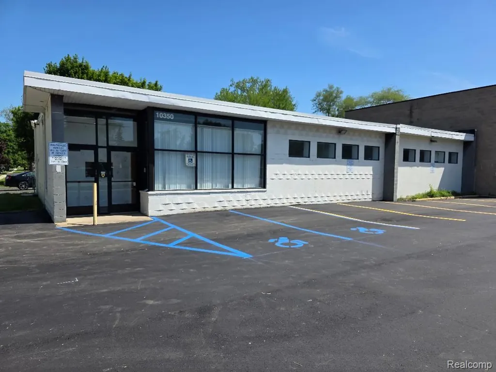 10350 W 9 Mile Road Oak Park City MI 48237
