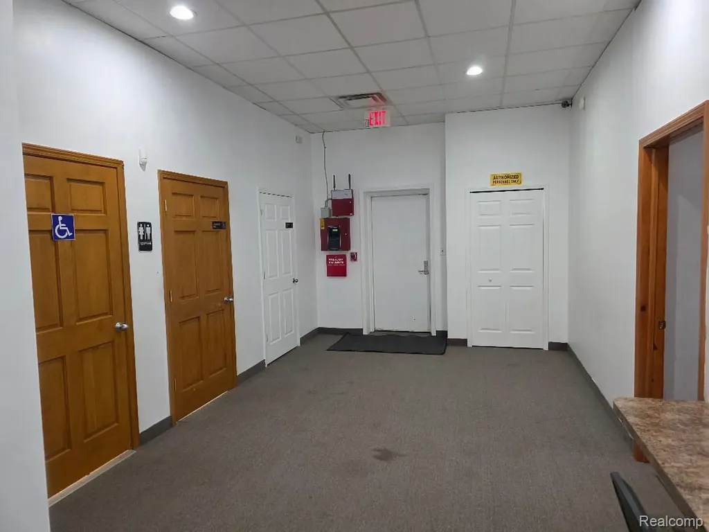 10350 W 9 Mile Road Oak Park City MI 48237