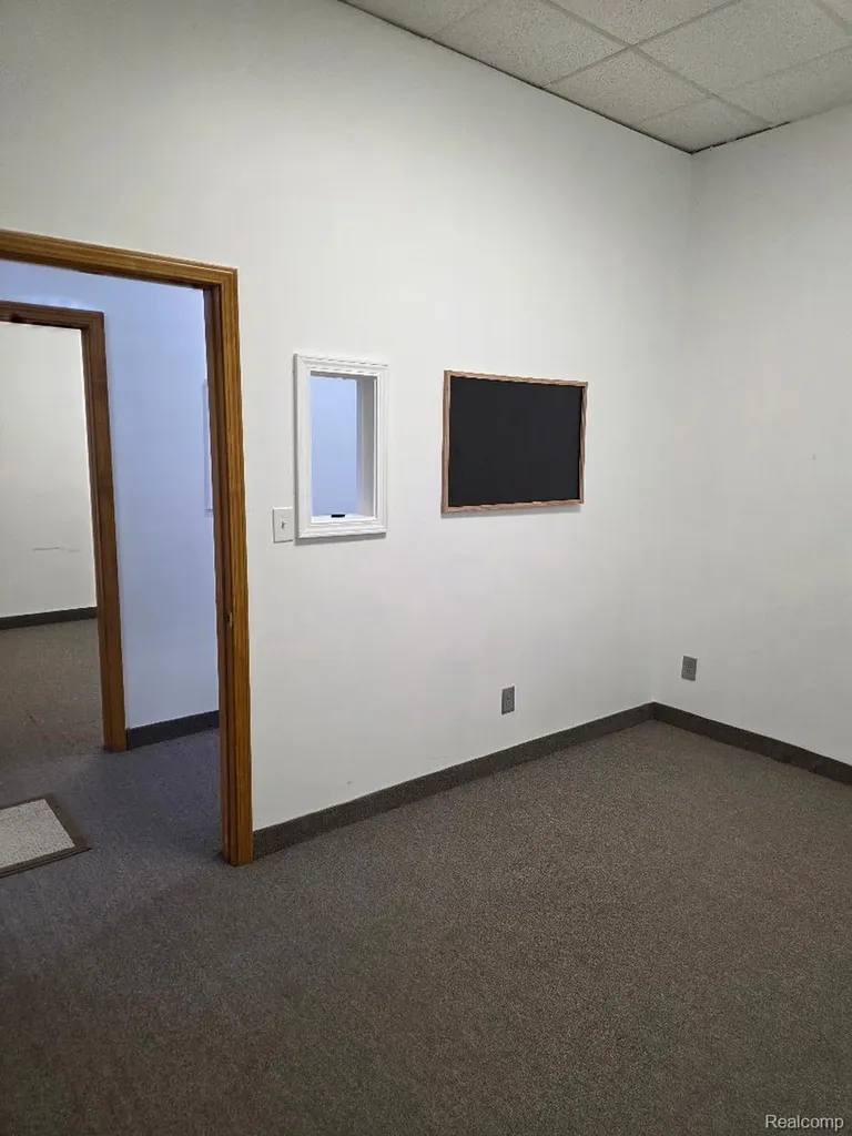 10350 W 9 Mile Road Oak Park City MI 48237