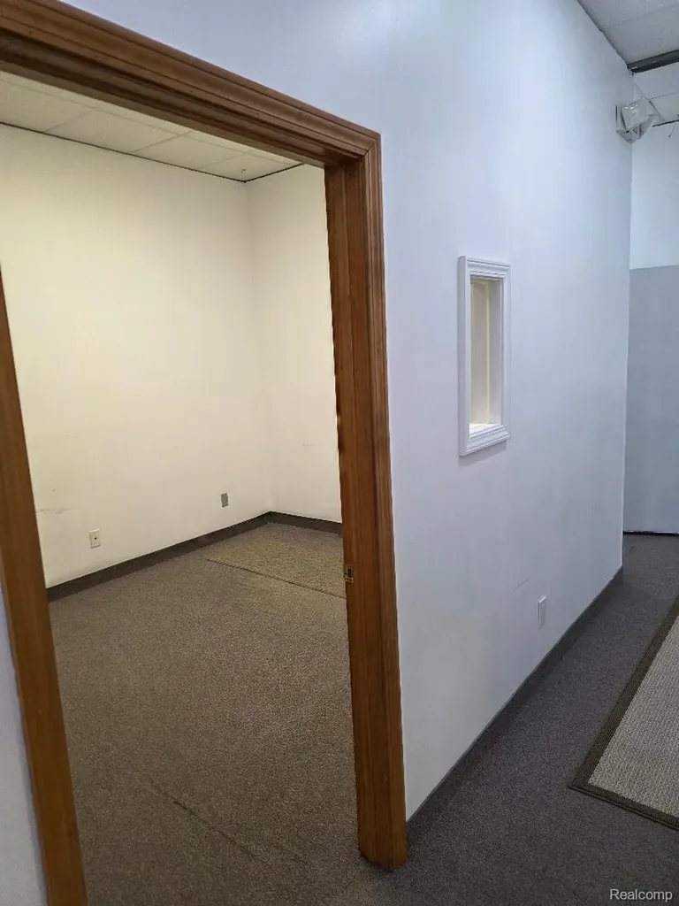 10350 W 9 Mile Road Oak Park City MI 48237