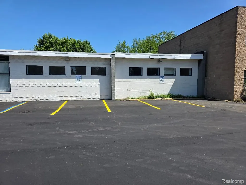 10350 W 9 Mile Road Oak Park City MI 48237