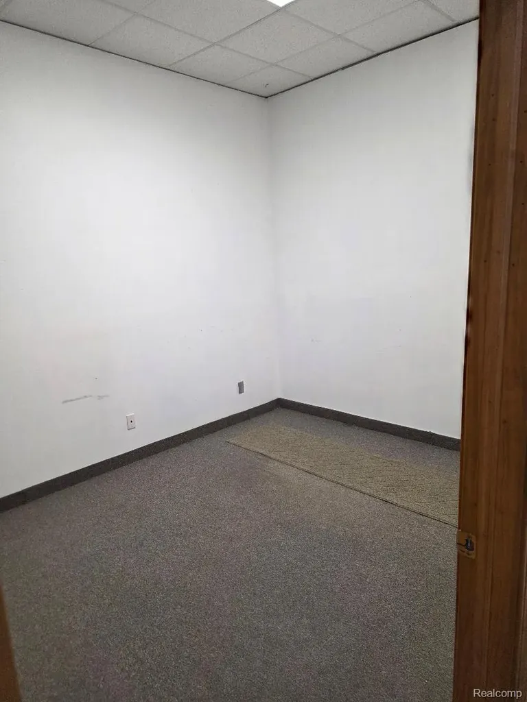 10350 W 9 Mile Road Oak Park City MI 48237
