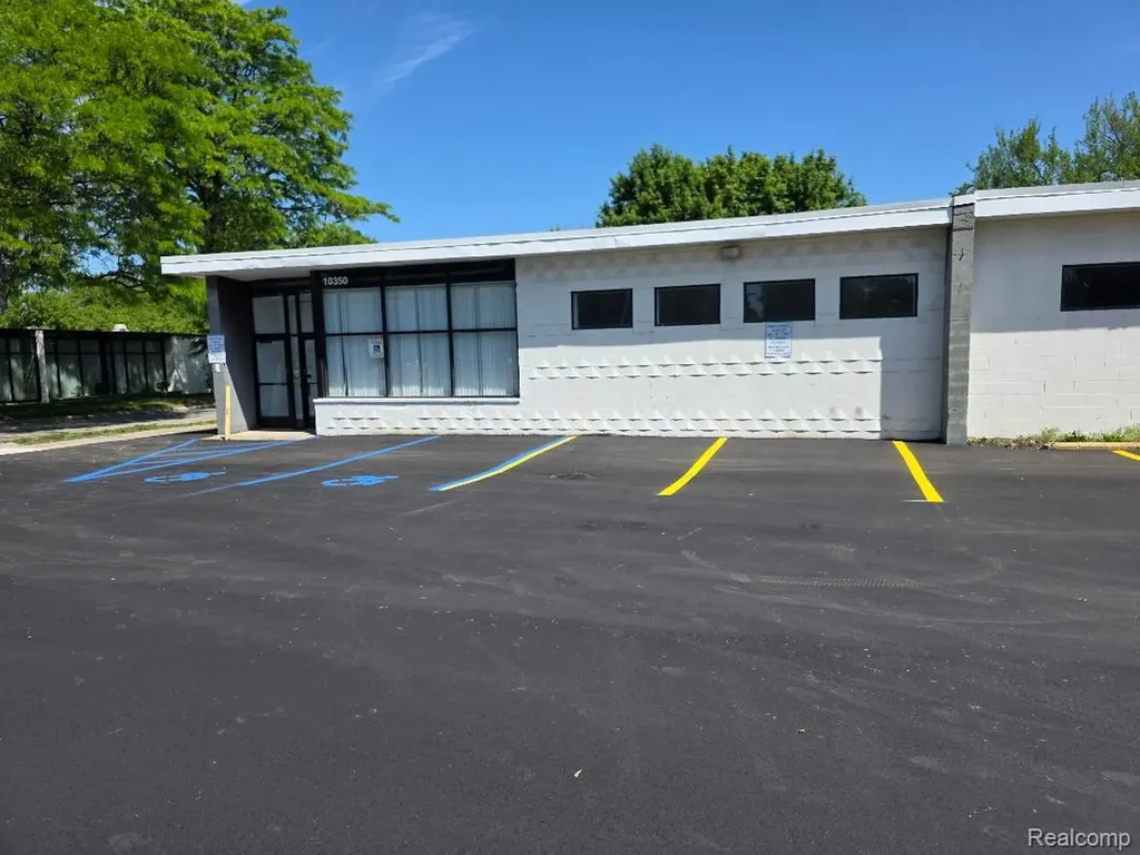 10350 W 9 Mile Road Oak Park City MI 48237
