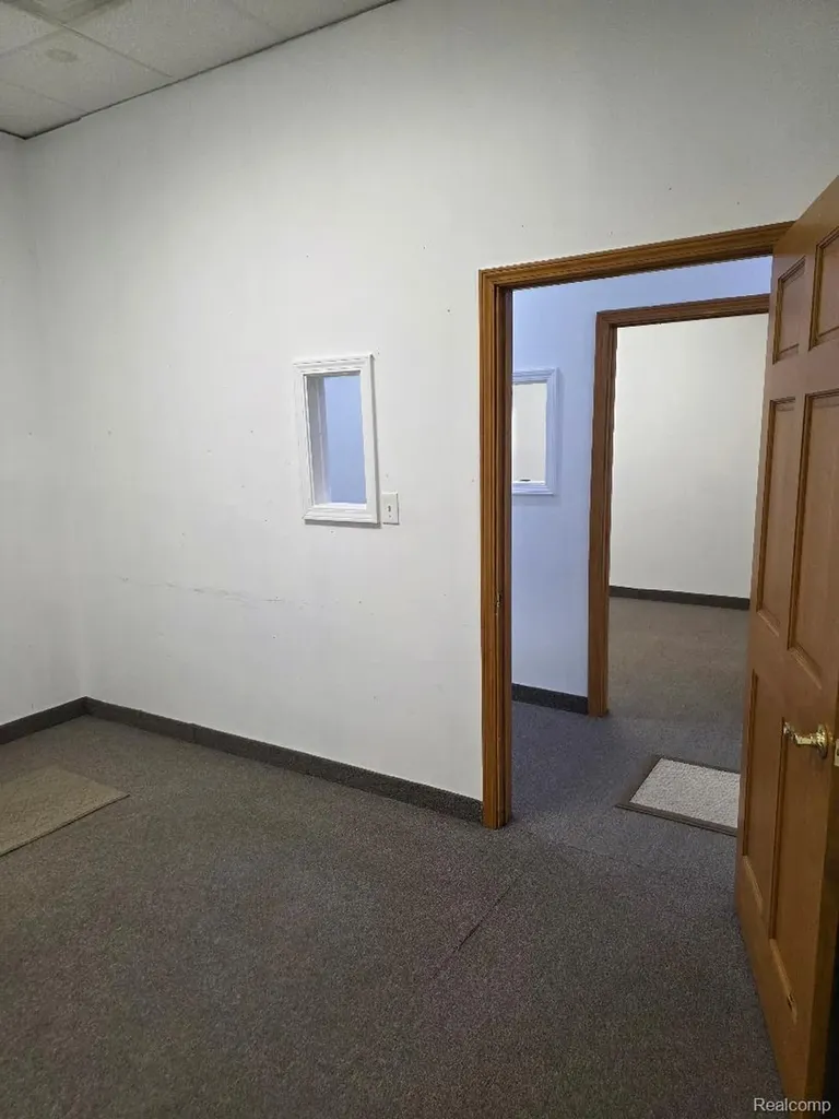 10350 W 9 Mile Road Oak Park City MI 48237