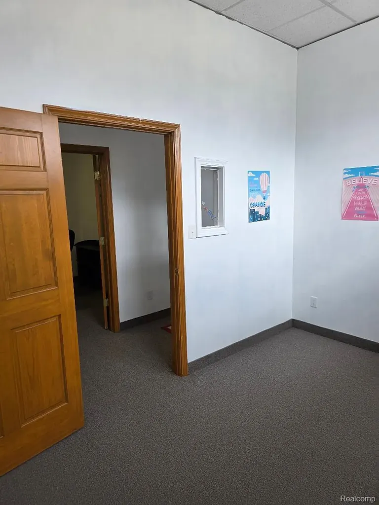 10350 W 9 Mile Road Oak Park City MI 48237
