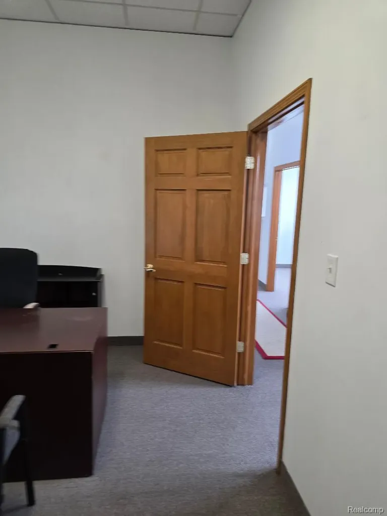 10350 W 9 Mile Road Oak Park City MI 48237