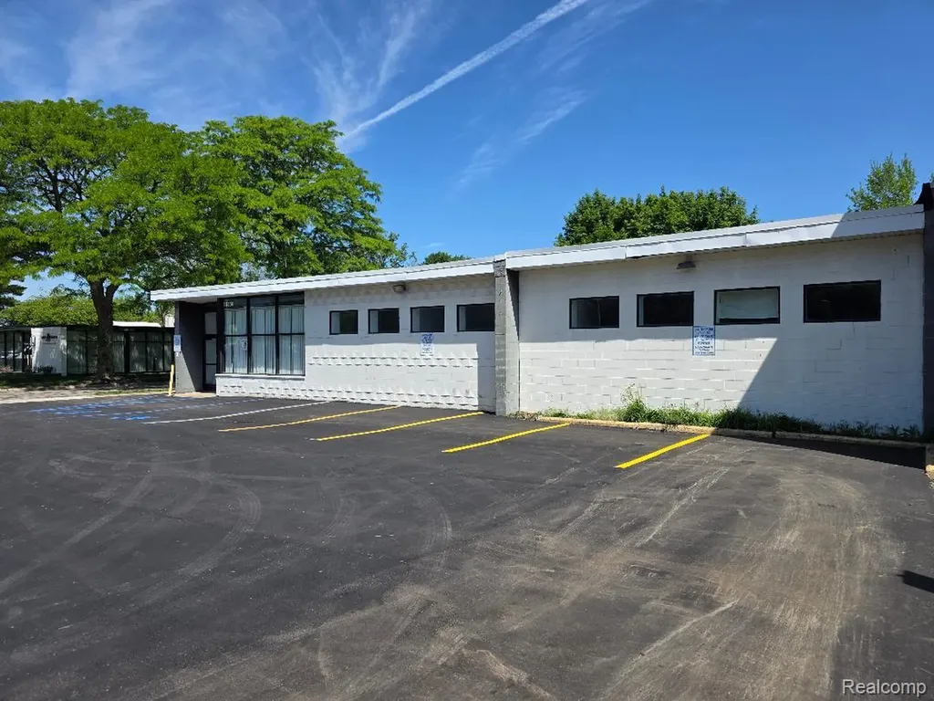 10350 W 9 Mile Road Oak Park City MI 48237