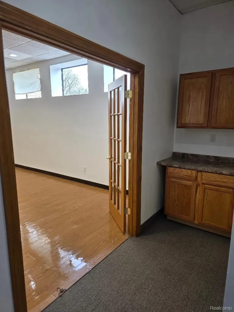 10350 W 9 Mile Road Oak Park City MI 48237