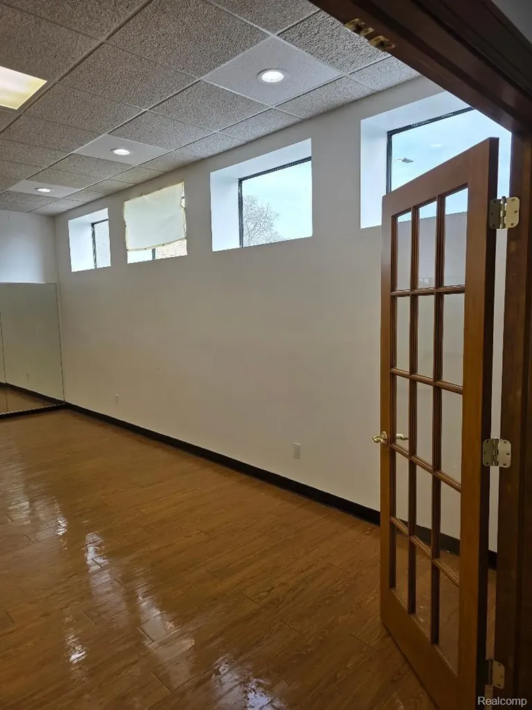 10350 W 9 Mile Road Oak Park City MI 48237