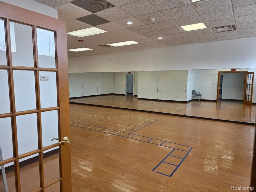 10350 W 9 Mile Road Oak Park City MI 48237