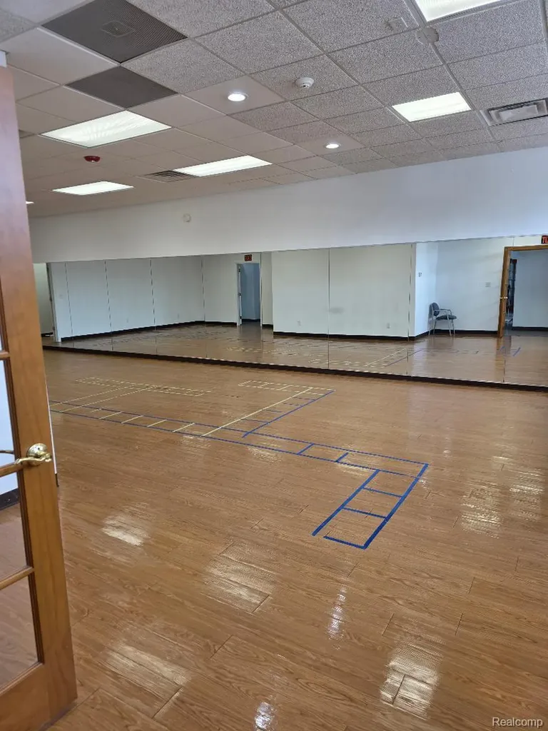 10350 W 9 Mile Road Oak Park City MI 48237