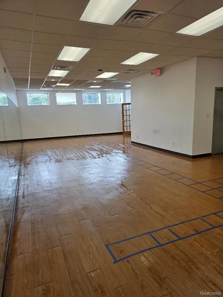 10350 W 9 Mile Road Oak Park City MI 48237