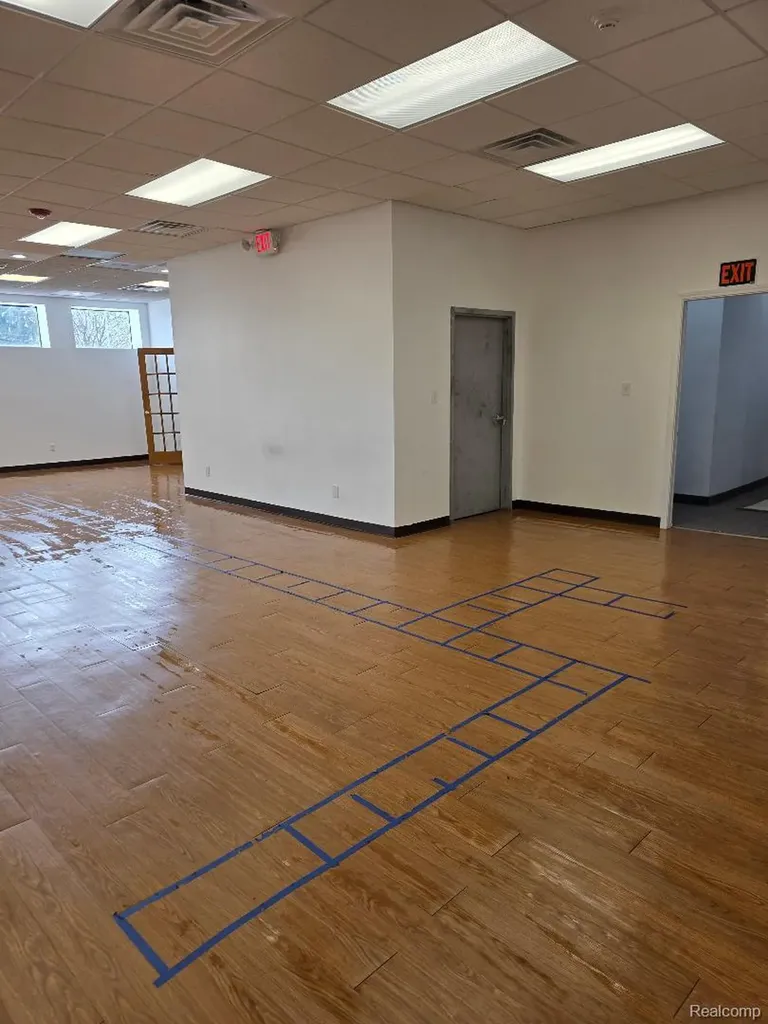 10350 W 9 Mile Road Oak Park City MI 48237