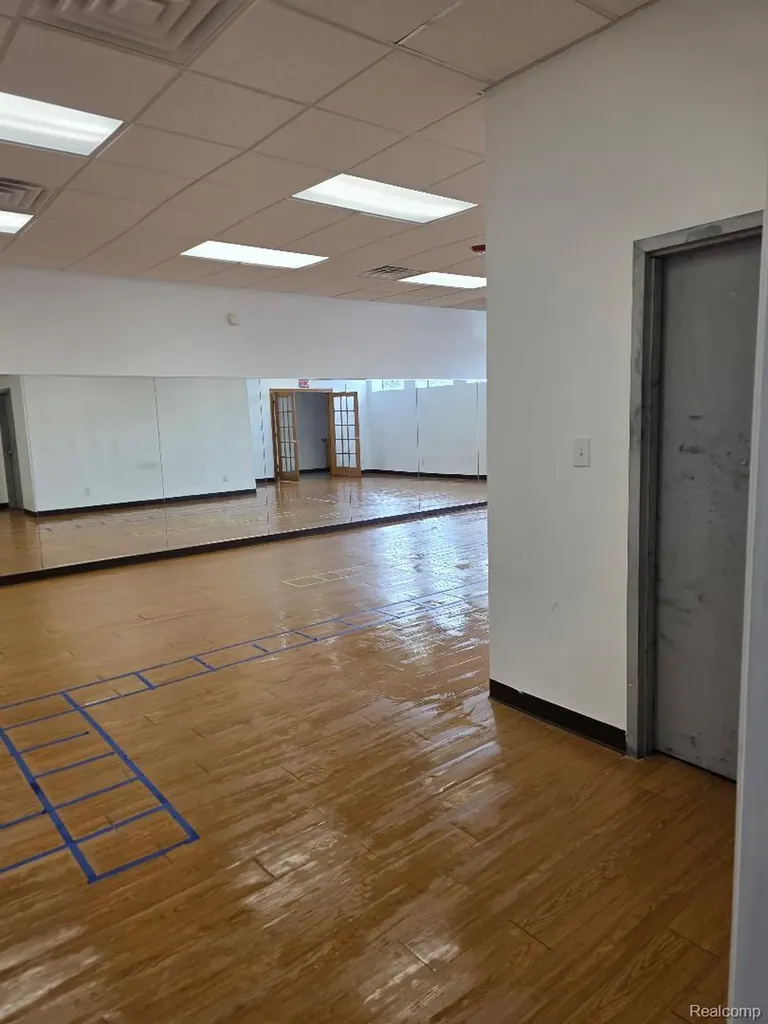 10350 W 9 Mile Road Oak Park City MI 48237