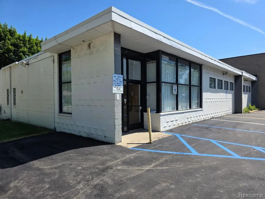 10350 W 9 Mile Road Oak Park City MI 48237