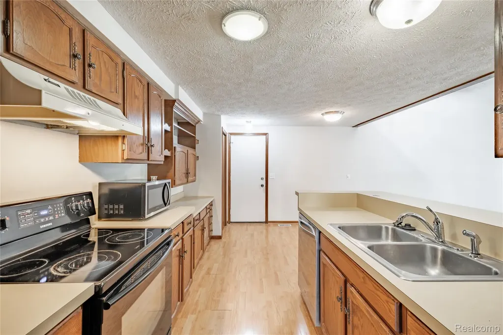 2925 Staten Avenue Lansing City MI 48910