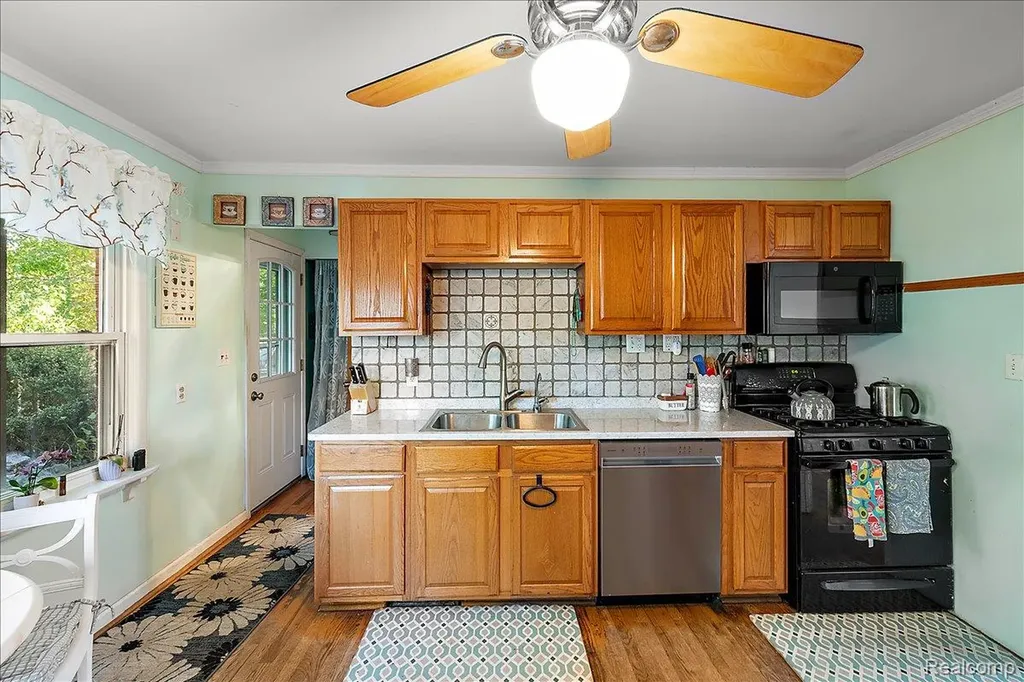 45520 Deshon Street Utica City MI 48317