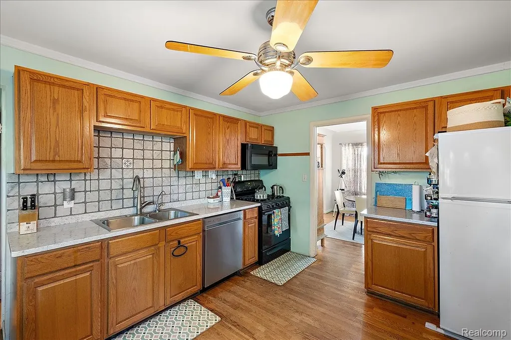 45520 Deshon Street Utica City MI 48317