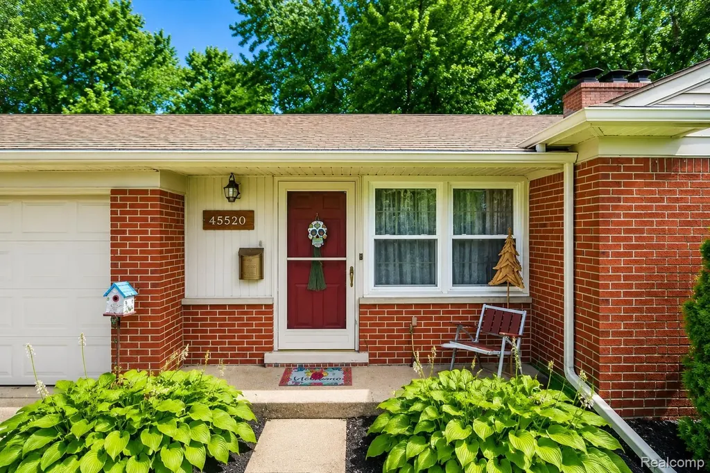 45520 Deshon Street Utica City MI 48317