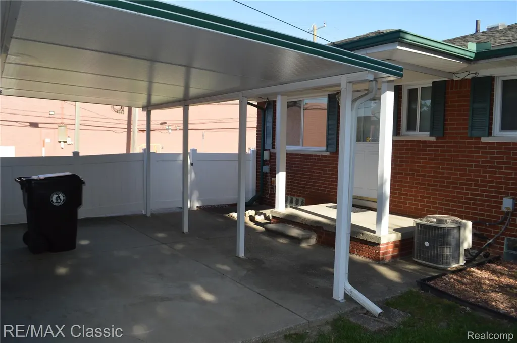 26006 S Elsinore Road Redford Charter Township MI 48239