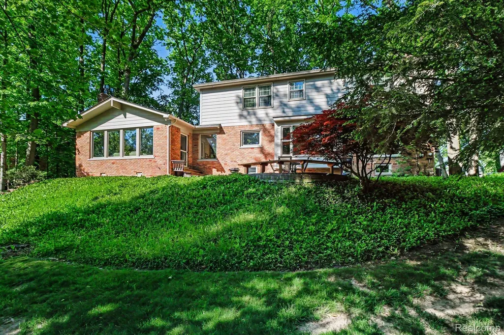 22586 N Nottingham Drive Beverly Hills Village MI 48025