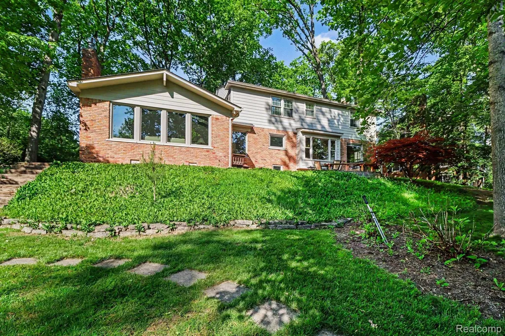 22586 N Nottingham Drive Beverly Hills Village MI 48025