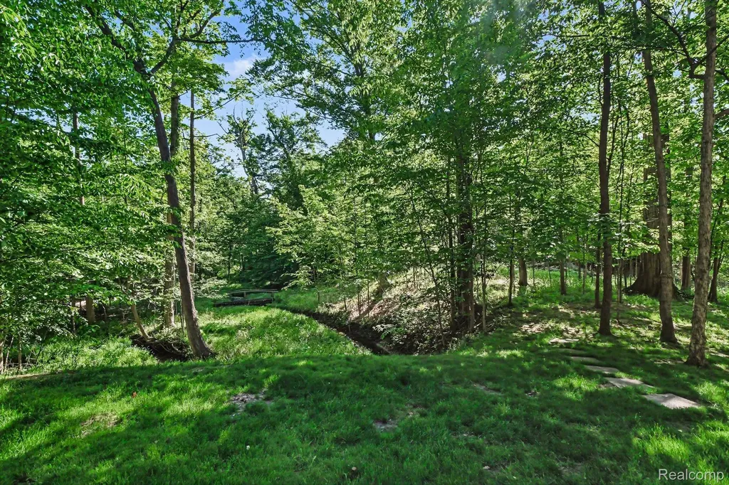 22586 N Nottingham Drive Beverly Hills Village MI 48025