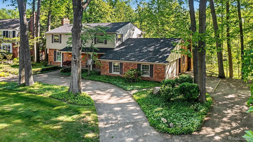 22586 N Nottingham Drive Beverly Hills Village MI 48025