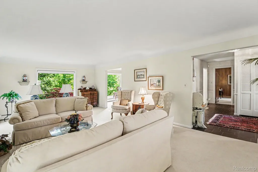22586 N Nottingham Drive Beverly Hills Village MI 48025