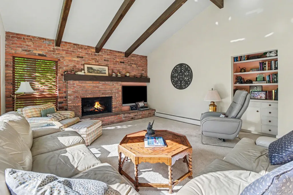 22586 N Nottingham Drive Beverly Hills Village MI 48025