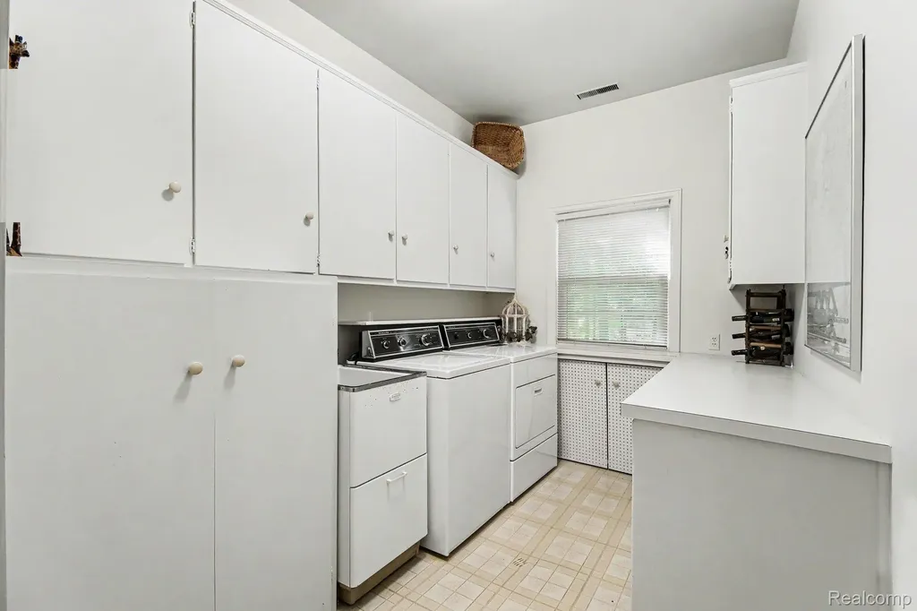 22586 N Nottingham Drive Beverly Hills Village MI 48025