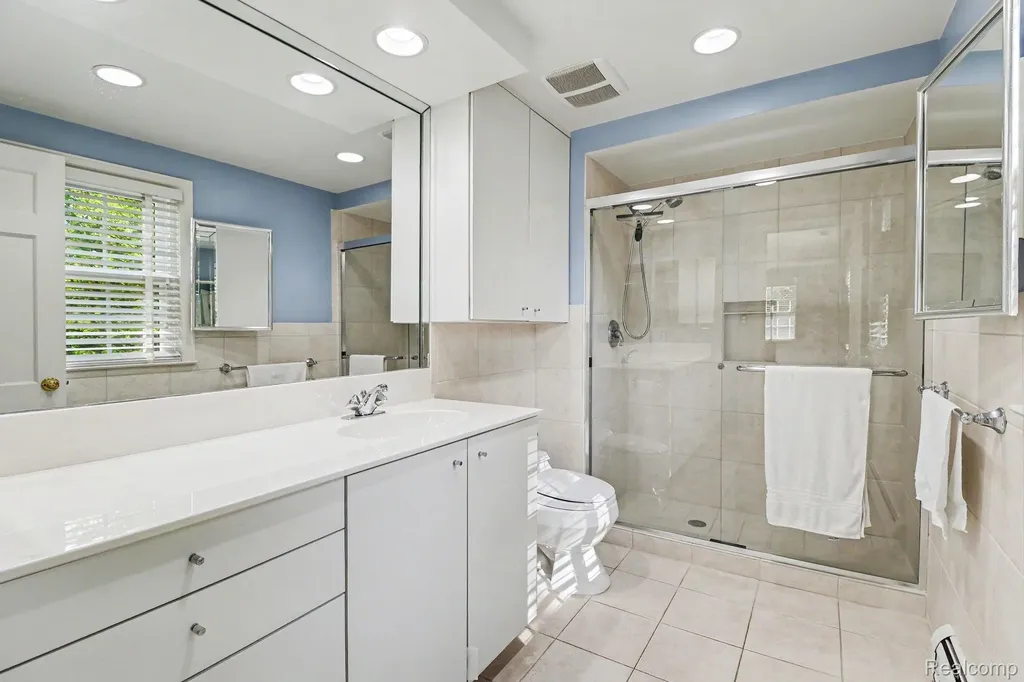 22586 N Nottingham Drive Beverly Hills Village MI 48025