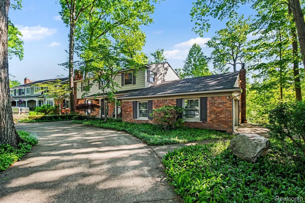 22586 N Nottingham Drive Beverly Hills Village MI 48025