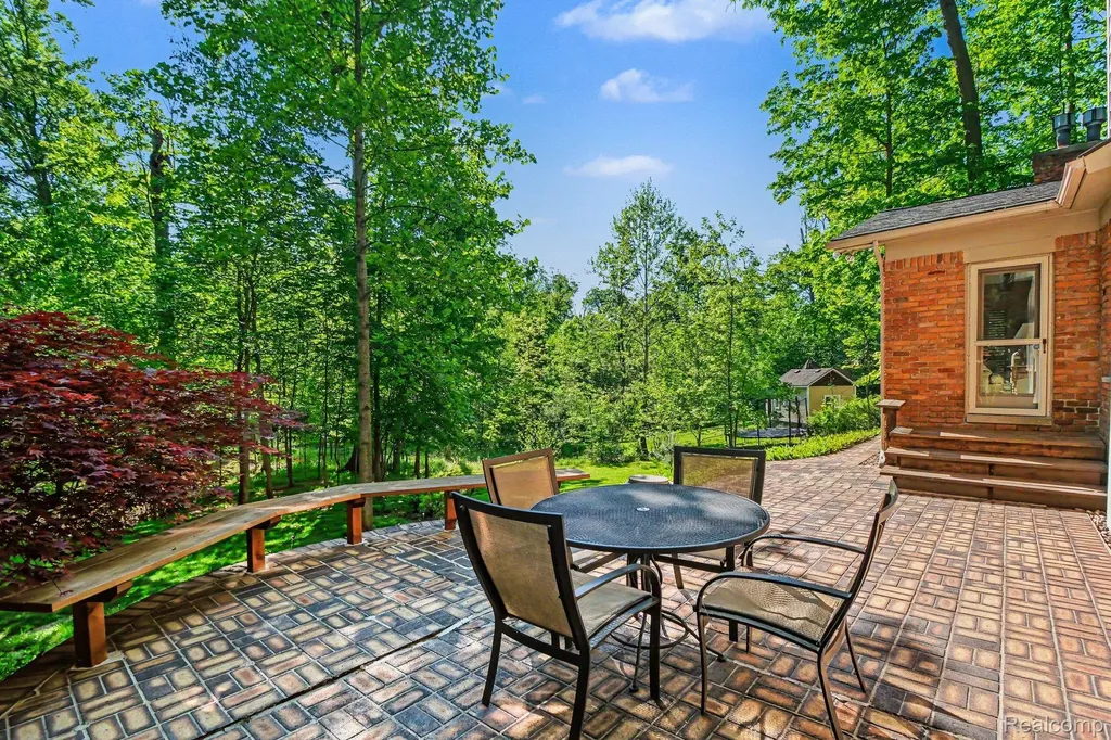 22586 N Nottingham Drive Beverly Hills Village MI 48025